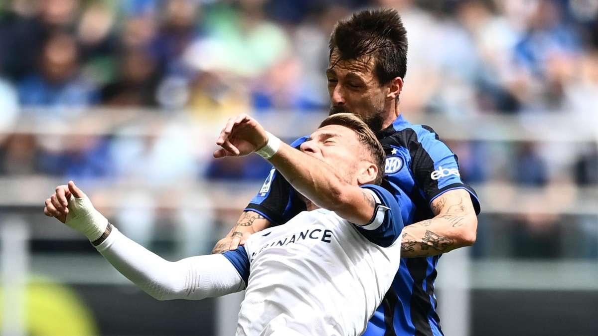 Acerbi esulta e si scusa con i tifosi: "Un errore che non va mai fatto"