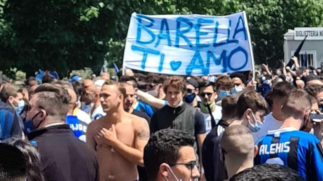 VIDEO - I cori dei tifosi dell'Inter in attesa del pullman dei campioni d'Italia