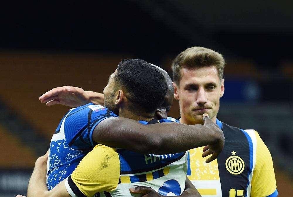 Oggi l'Inter giocherebbe così: Calhanoglu mezzala, LuLa in attacco