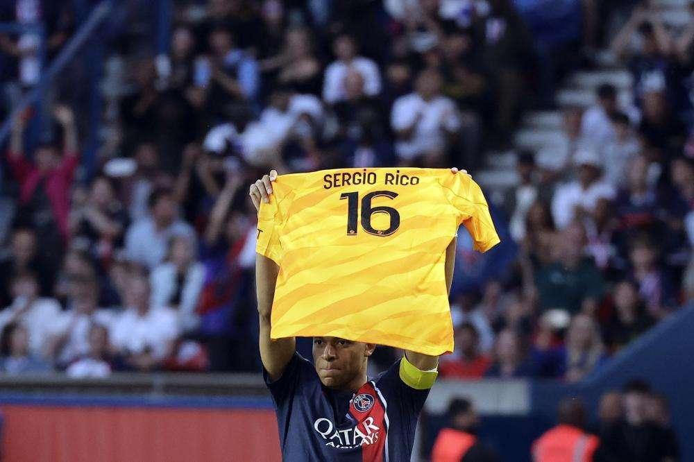 PSG, Sergio Rico è uscito dal coma. La moglie: "Piccoli passi avanti"