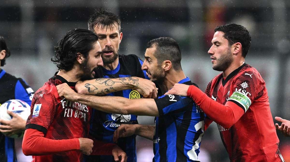 Adli nervoso al momento della sostituzioni: calci agli oggetti in panchina