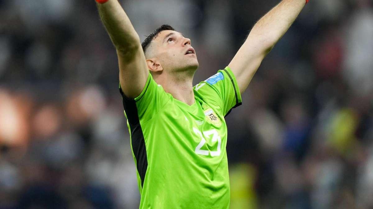 Continua la caccia al portiere: c'è anche l'idea Dibu Martinez