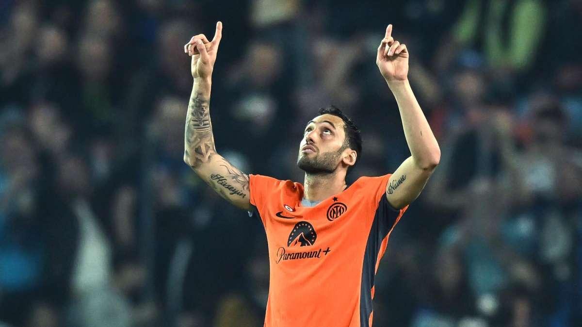 Calhanoglu non sbaglia mai: dagli undici metri il turco riporta l'Inter in vantaggio