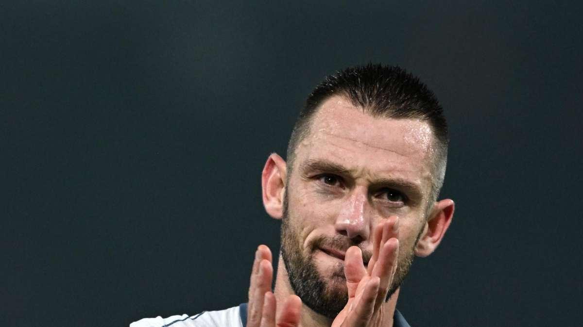 De Vrij: "Sono al mio posto all'Inter, scelta di rinnovare spetta al club. Dzeko? Ottimo rapporto con lui"