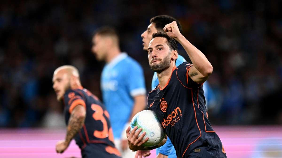 Rigore-scandalo, l'Inter resta in partita ma nel 2°t non difende più: 3-1 Napoli, Conte vola al 1° posto