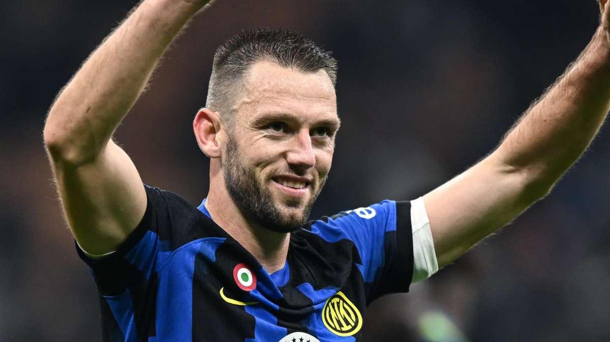 Inter, De Vrij è arrivato alla Pinetina. Attesa per gli esami strumentali del difensore