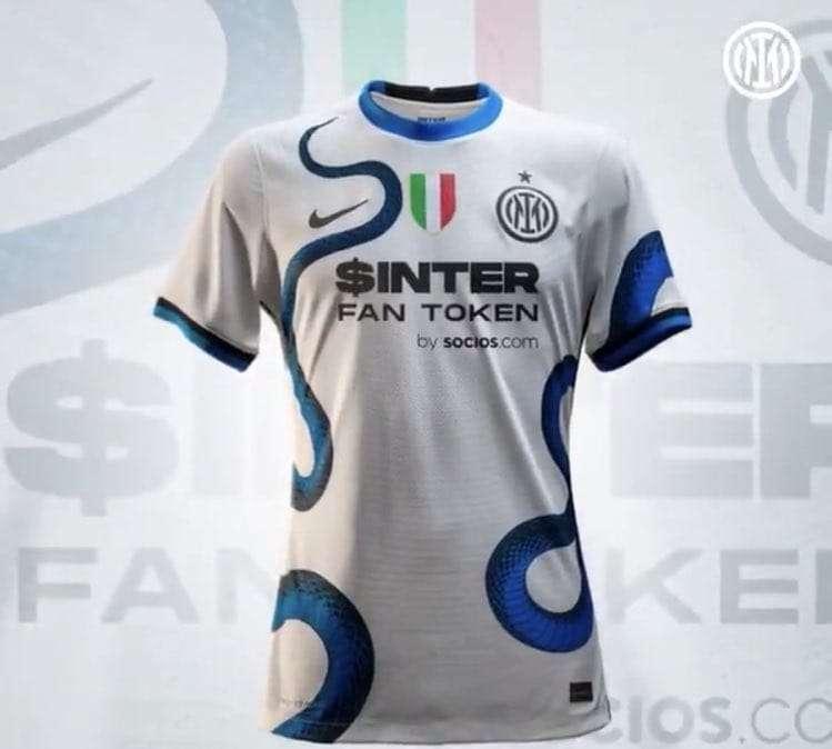 L'Uefa limita la grandezza degli sponsor di maglia per la Champions, l'Inter elimina socios.com