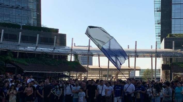 L'INTERISTA - Folla di tifosi per la presentazione della prima maglia dell'Inter: il video