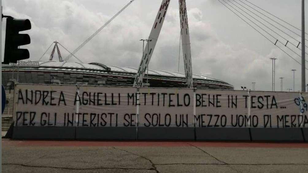 Juve-Inter, striscione della Curva Nord allo Stadium: "Agnelli sei un mezzo uomo di m..."