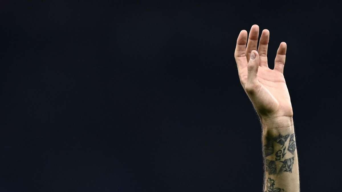 Acerbi si lascia andare ai festeggiamenti: "Buongiorno con la coppa"