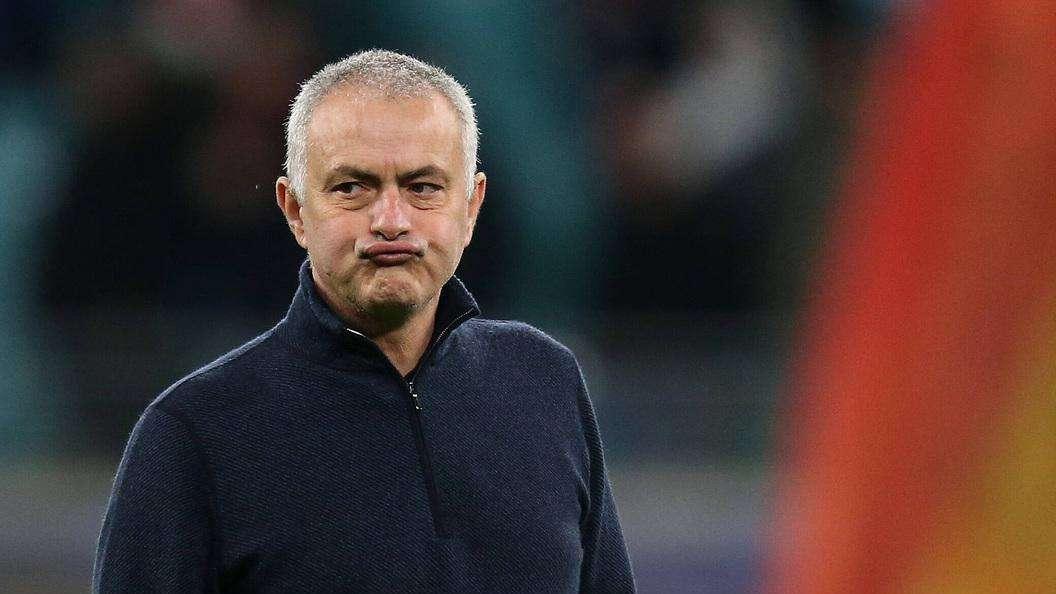 Lo sfottò di Ryanair a Mourinho: "Arriva da Londra senza titoli, basta il bagaglio a mano"