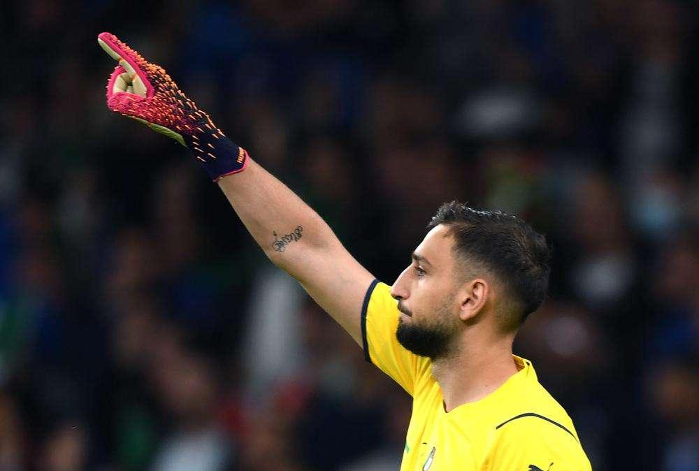 Striscione della curva del Milan: "Donnarumma attento quando giri per Milano"