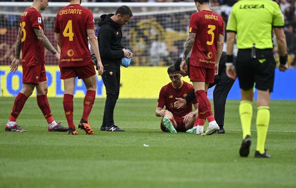 Roma, brutte notizie per Mourinho: lesione al crociato per Kumbulla, stagione finita