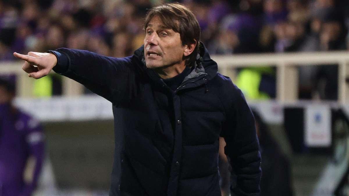 Napoli, Conte: "Siamo in cima, non vogliamo tornare giù. Ma per il titolo è ancora lunga"