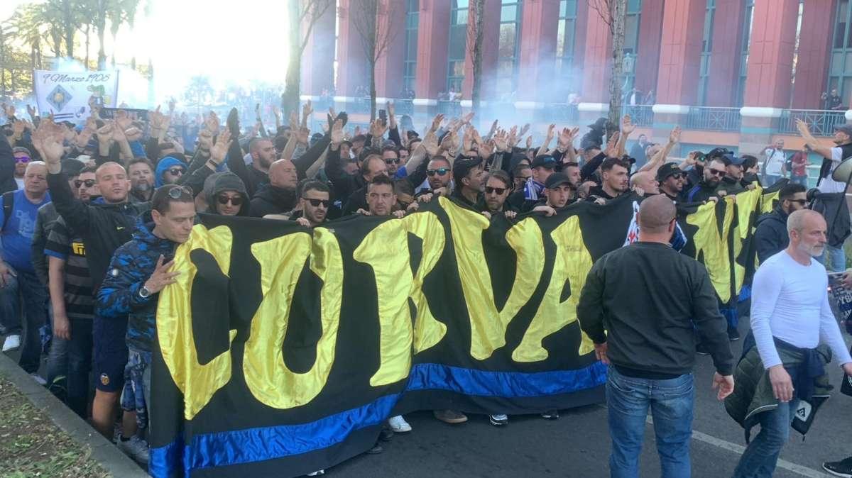 L'INTERISTA - Il corteo della Curva Nord all'esterno del Da Luz: cori d'incitamento per la squadra
