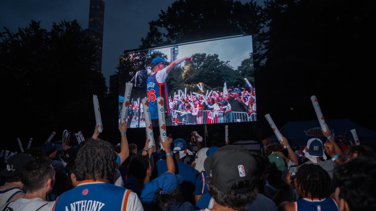 Mondiali, i colori del Brasile invadono New York. Ma a ruba vanno le t-shirt dei Knicks
