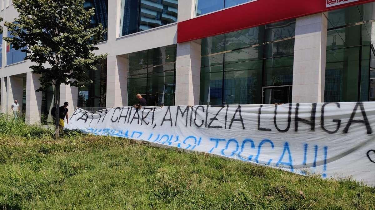 FOTO - Striscione chiaro dei tifosi dell'Inter: “Patti chiari, amicizia lunga. Skriniar non si tocca"