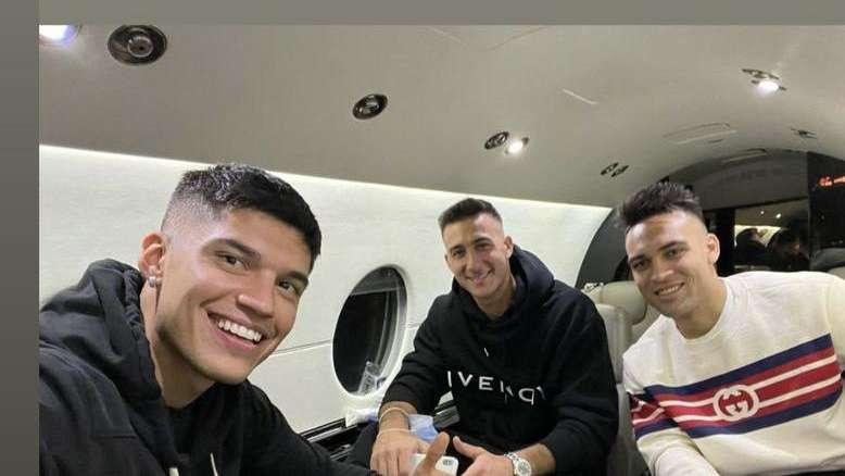FOTO - Correa e Lautaro tornano in Italia: lo scatto con Musso prima del decollo