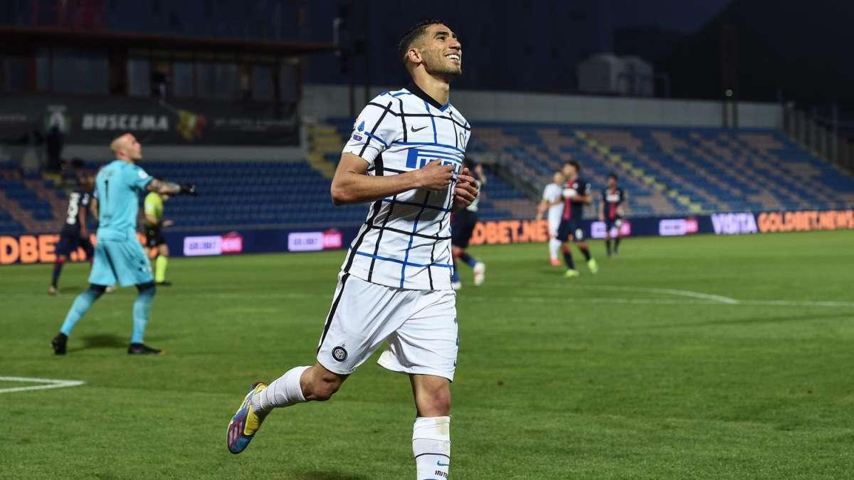 Hakimi vola verso il Paris Saint Germain. In posa sull'aereo con l'agente Camano