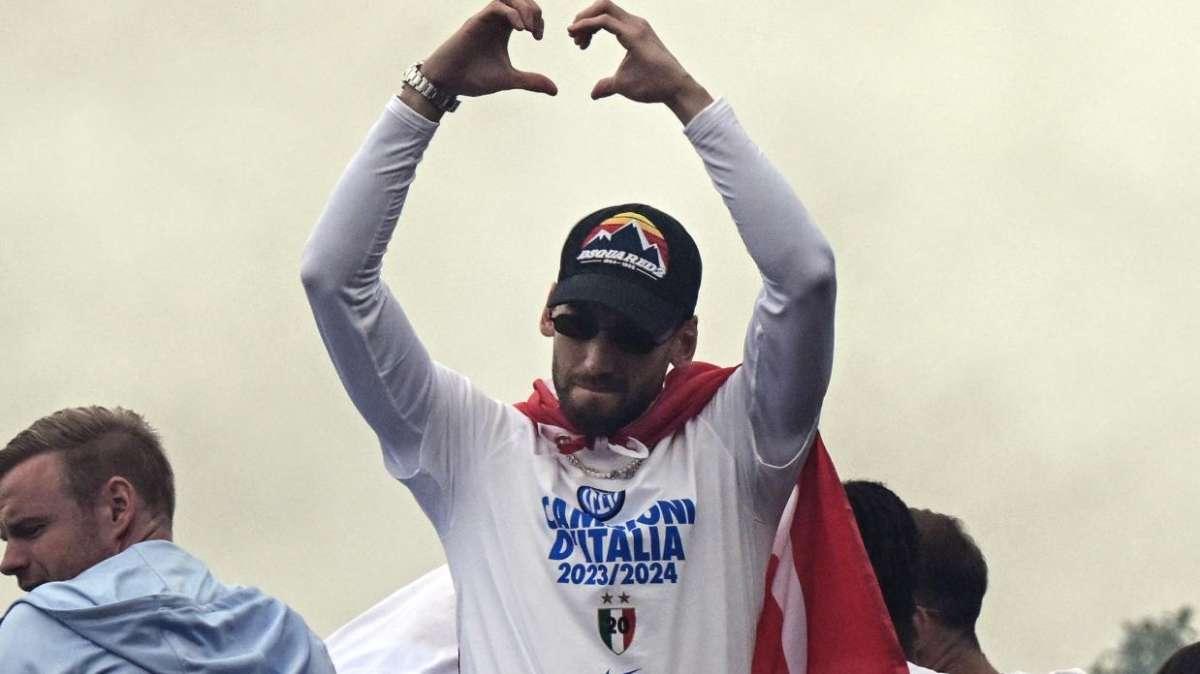 Calhanoglu: "Un giorno che non dimenticherò mai. Siamo una famiglia, lo Scudetto è per voi"