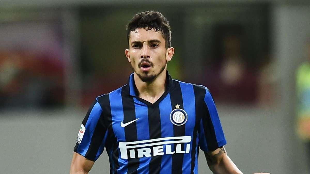 Ex Inter, il Manchester United mette sul mercato Alex Telles