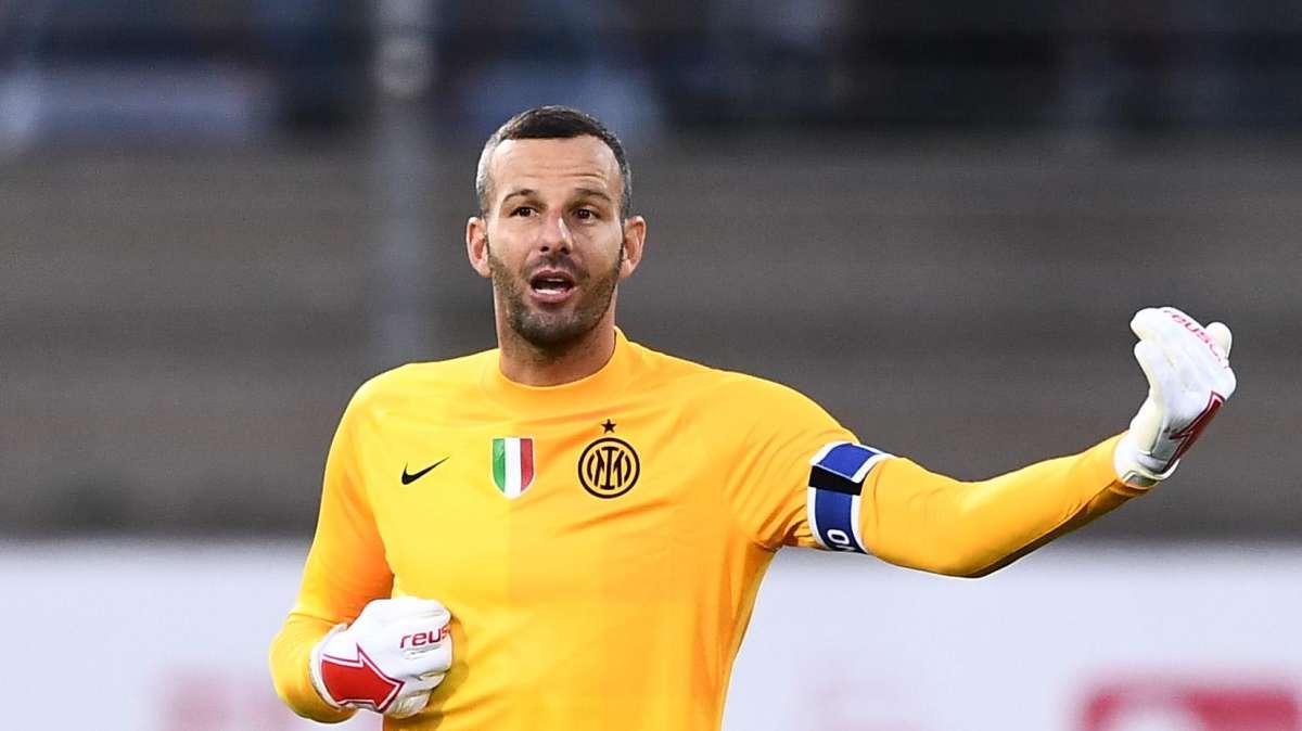 Handanovic: "Non vedono l'ora succeda qualcosa per criticarci: all'Inter è sempre così"
