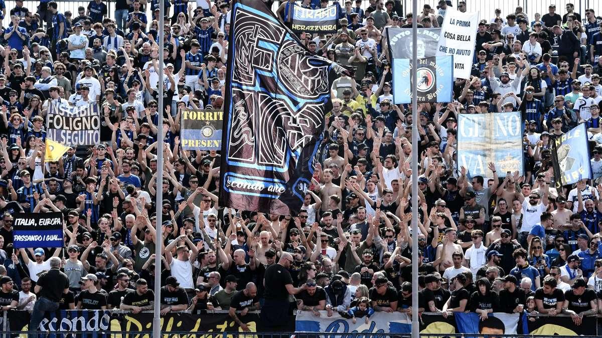 Curva Nord, protesta nel pre-partita per i biglietti dell'euroderby: via bandiere e striscioni