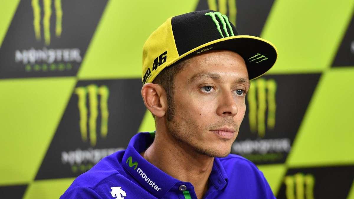 Valentino Rossi e la compagna portano il nerazzurro a Valencia: le immagini