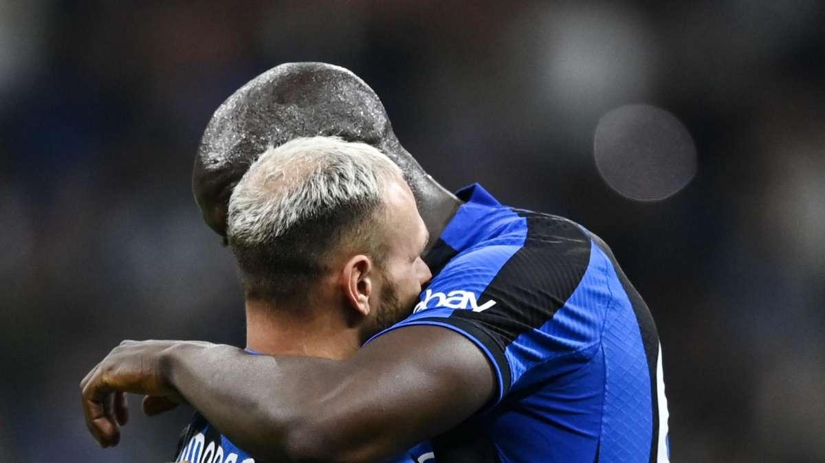 Dimarco contro Lukaku, la sfida tra gli ex amici. Quell'assenza al matrimonio di giugno