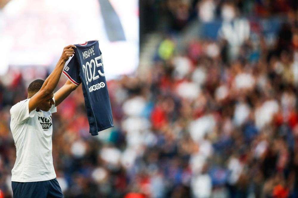 Serata indimenticabile per Mbappé: rinnovo col Psg e tripletta al Metz
