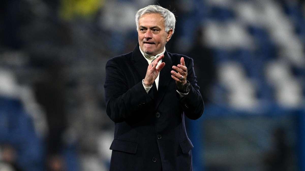 La Curva Sud della Roma blinda Mourinho: "Romanista a vita"