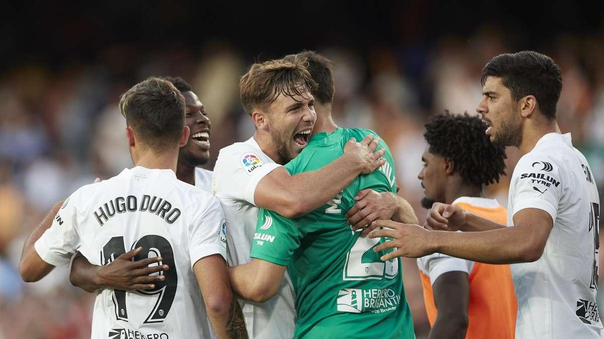 Accostato all'Inter, Mosquera nel mirino di Juve e Milan: il Valencia vuole blindarlo