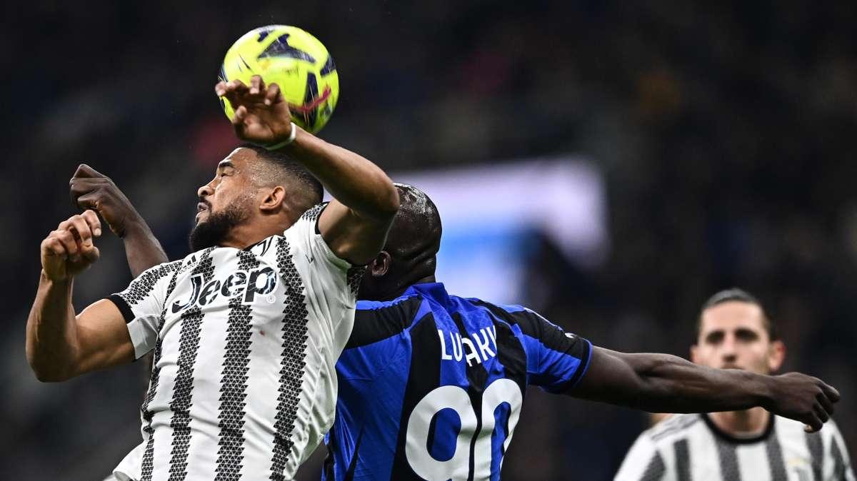 Var, polemiche e falli di mano non sanzionati: l'Inter è sotto 1-0 al 45'