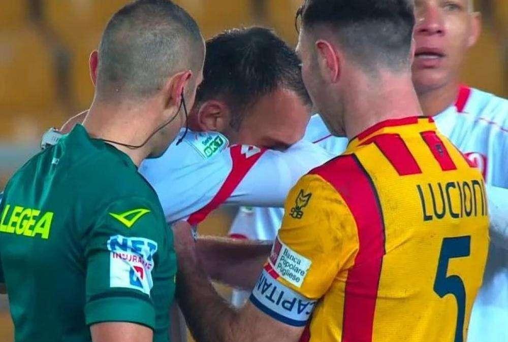Lecce-Vicenza,Meggiorini in lacrime 'che c'entra mia mamma?'