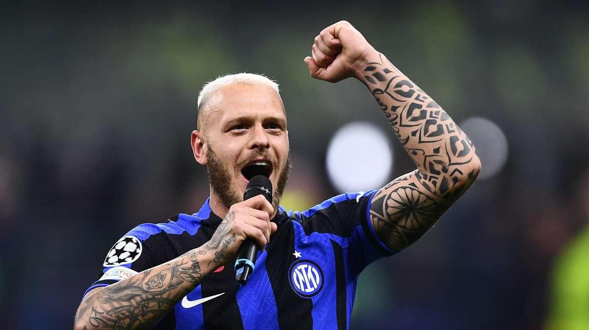 Striscione minatorio per Dimarco, sotto indagine quattro tifosi della Curva del Milan