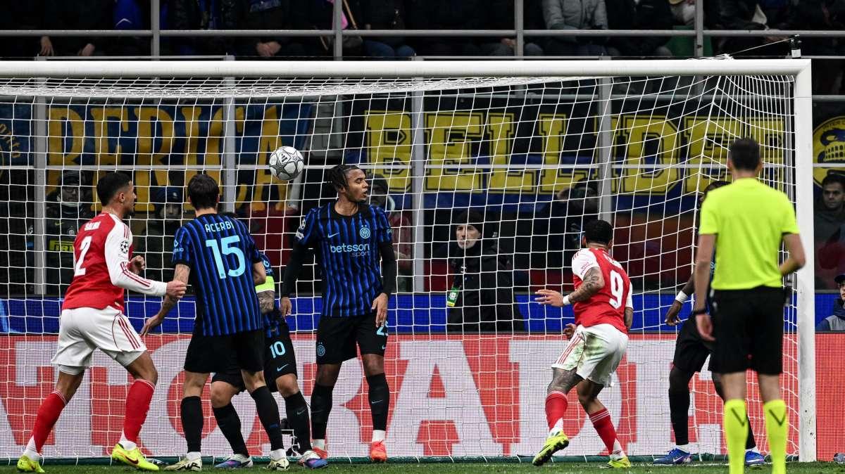 L'Inter parte male, la riprende e poi cade nella trappola del corner dell'Arsenal. È 1-2 al 45'