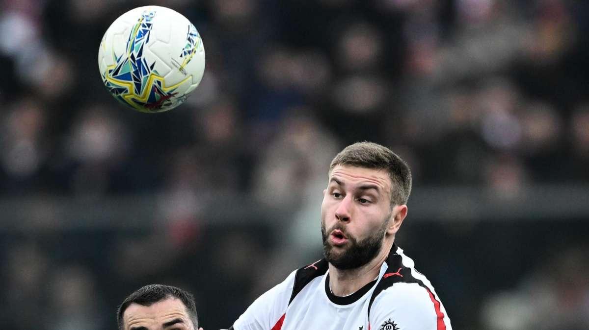 Pavlovic salva il Milan al 90' a Cremona, la chiude Leao: Allegri al derby a -10 dall'Inter