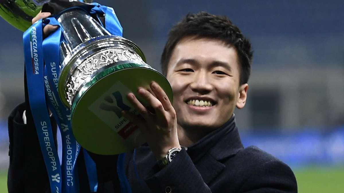 VIDEO - L'Inter fa festa negli spogliatoi dopo la Supercoppa. E Zhang si congratula
