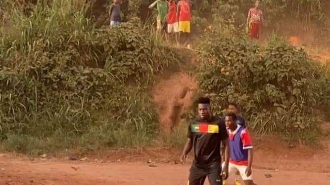 Onana ancora in vacanza: partitella con dei bambini in Camerun