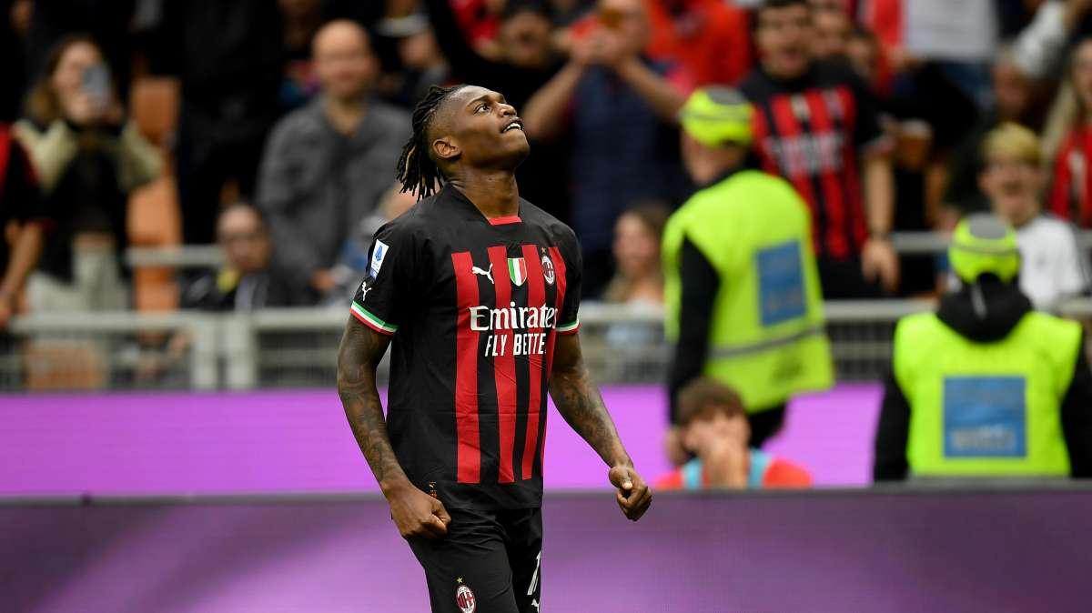 Milan, Leao raggiunge i compagni in ritiro. Nel pomeriggio la decisione finale di Pioli
