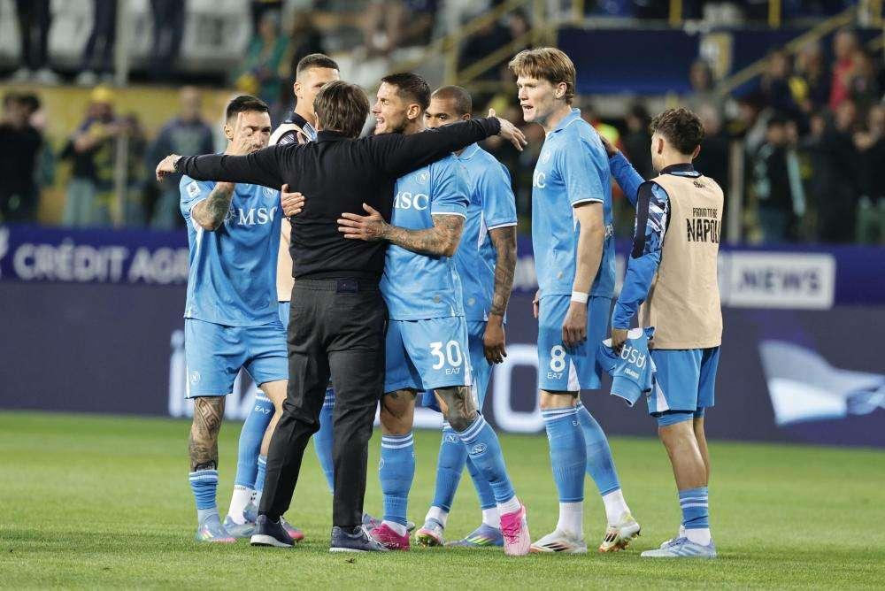 Napoli-Cagliari. febbre da scudetto: 350mila tifosi in coda per i biglietti