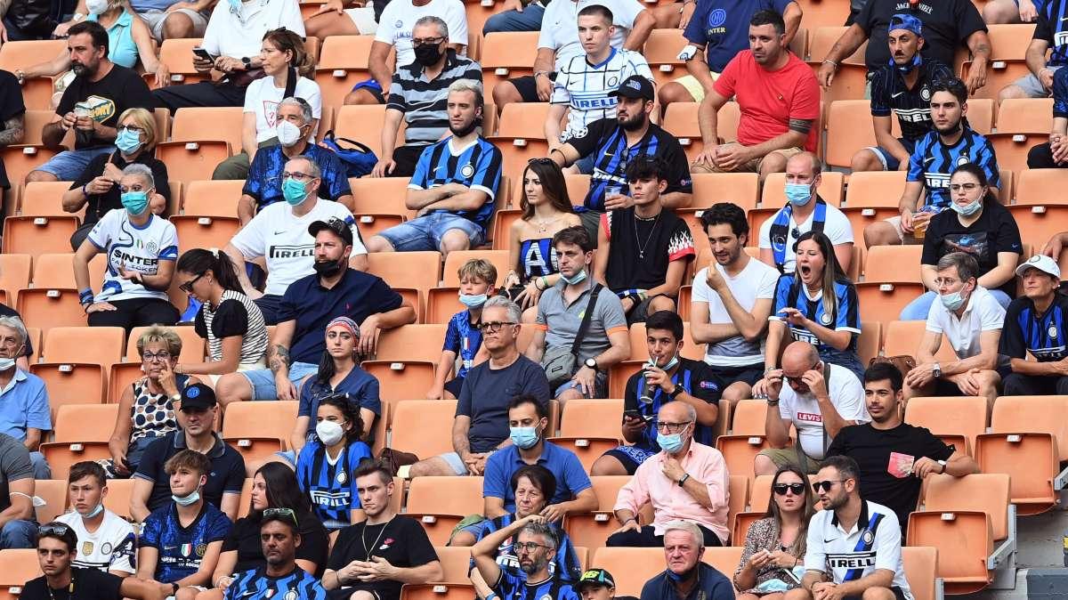 Boom di contagi, dietrofront del governo: la capienza negli stadi torna al 50%