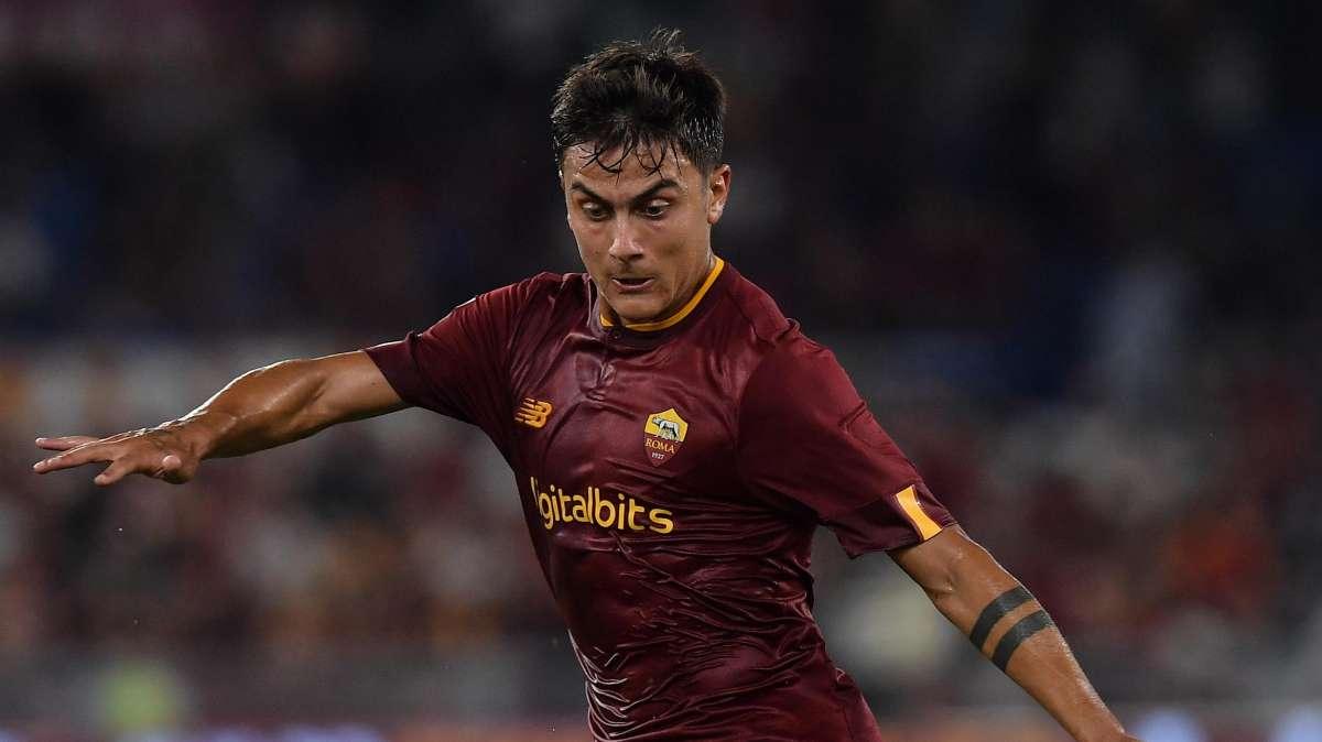 Roma, gioia Dybala dopo il 2-1 all'Inter: "Vittoria magnifica". E nell'abbraccio di gruppo spunta Mou