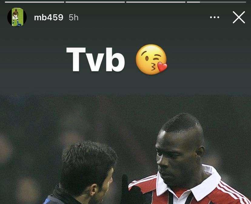 Balotelli accende il derby: foto in maglia rossonera e tag a Zanetti