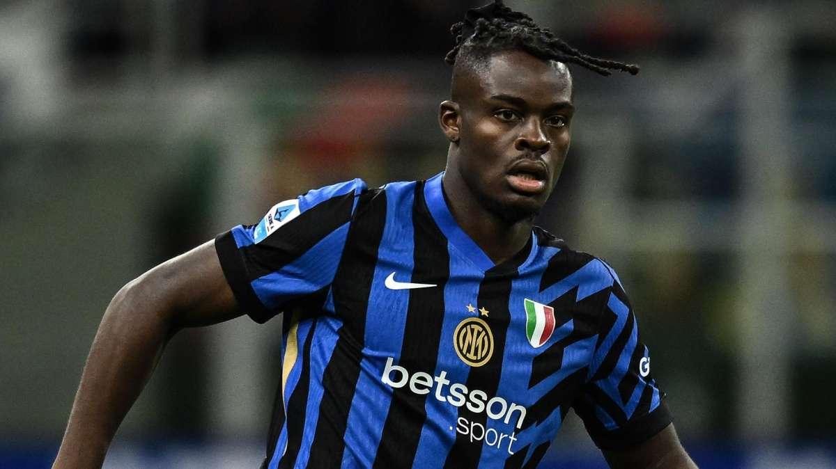 Bisseck ha convinto l'Inter: contatti per prolungare il contratto del difensore