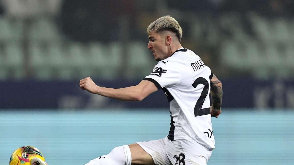 Parma, tegola per Chivu: Mihaila salta l'Inter, lunghissimo stop