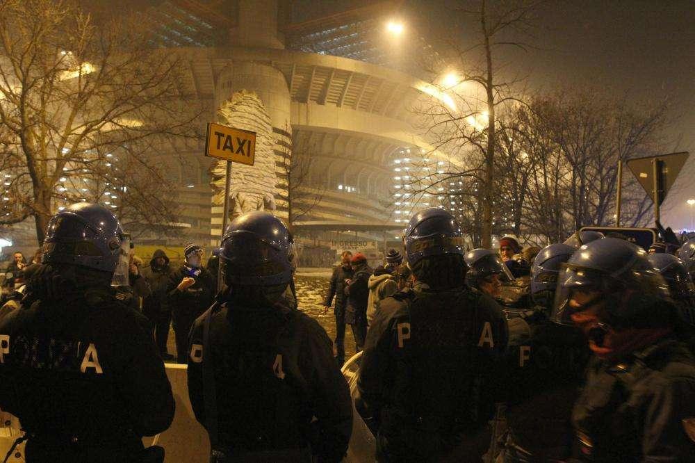 Scontri post Inter-Juventus: bombe a carta contro la polizia, 50 interisti in questura. Due arresti. 