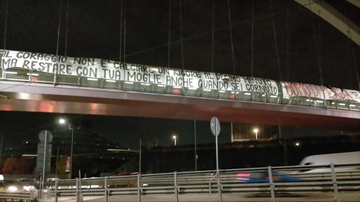 FOTO - Per le vie di Milano spunta uno striscione della Curva Sud contro Calhanoglu