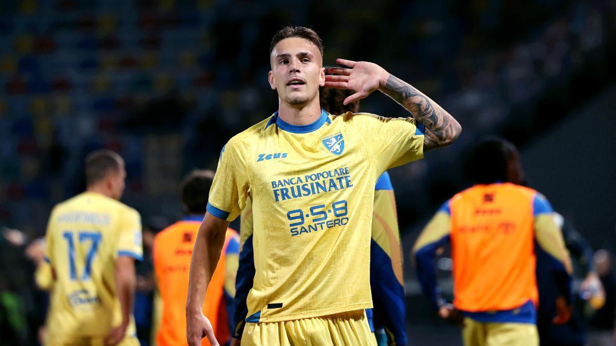 Il Frosinone vola: tripletta di Raimondo, Sassuolo battuto 4-2. Alvini sorpassa Milan e Juve