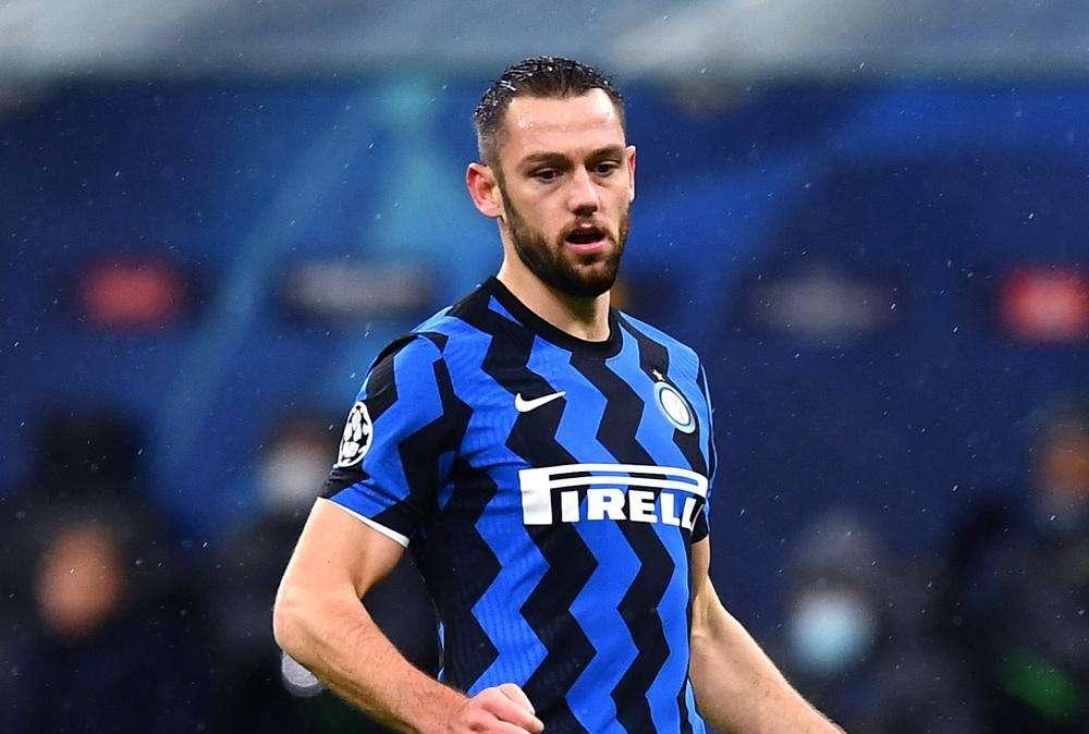 L'Everton si interessa a De Vrij: l'olandese potrebbe partire per questioni di bilancio